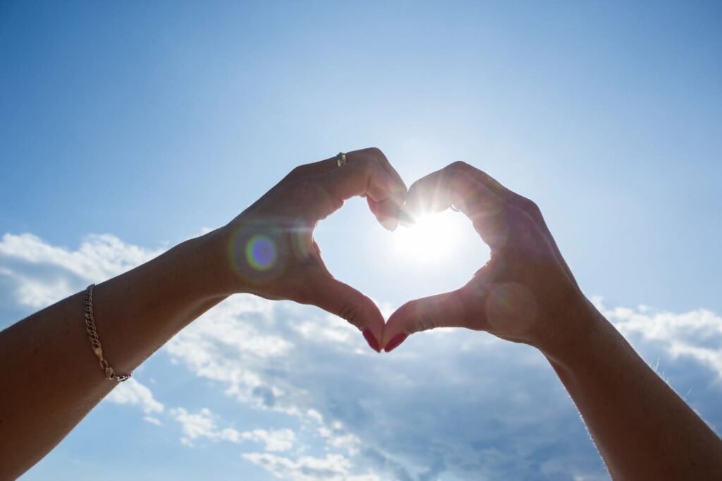 Coeur avec main dans le ciel pour la joie compassion méditation